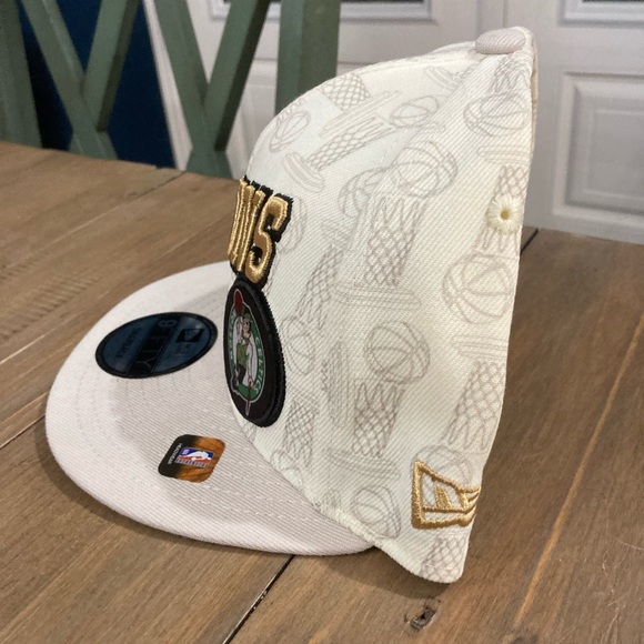 Boston Celtics New Era 2024 NBA Champions 9FIFTY Locker Room Snapback Hat - Picture 4 of 5